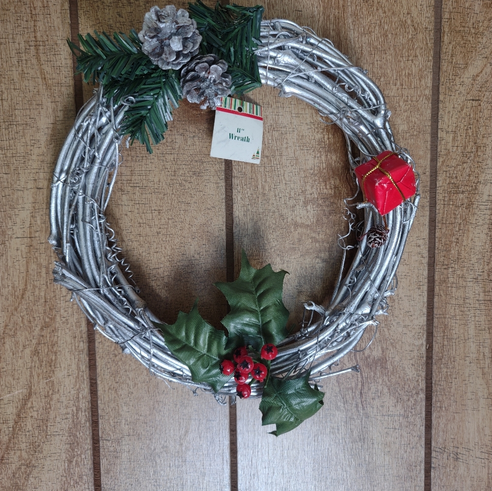 DELUXE IMPORTS CHRISTMAS WREATH. 11".